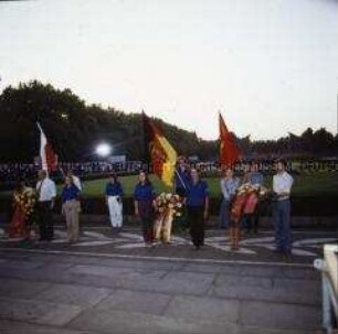 FDJ-Studentensommer: Aufmarsch der Studentenbrigaden am Sowjetischen Ehrenmal im Treptower Park