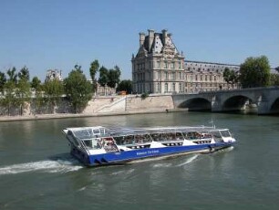 Seitenflügel des Louvre_museums mit Ausflugsboot auf der Seine