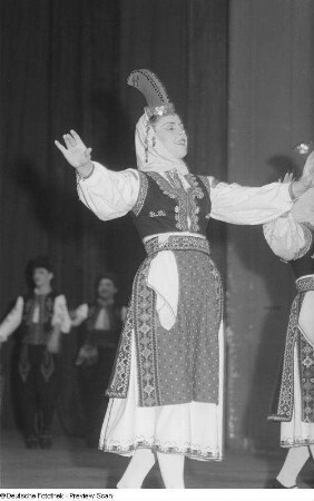 Tänzerin eines bulgarischen Ensembles in Tracht