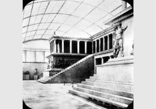 Blick auf den Pergamonaltar im Alten Pergamonmuseum