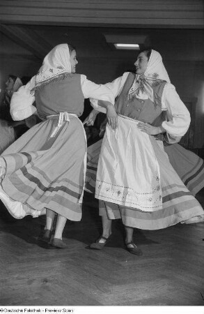 Tänzerinnen in Tracht beim Kreisausscheid für Volkskunst