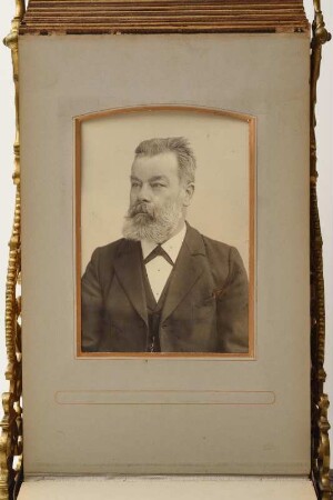 4. Portrait: Johannes Dürisch Merbach, Gewerberat in Meißen : Patentierter Bilderständer. "In Ehrerbietung gewidmet von den Gewerbeinspektoren des Königreichs Sachsen"