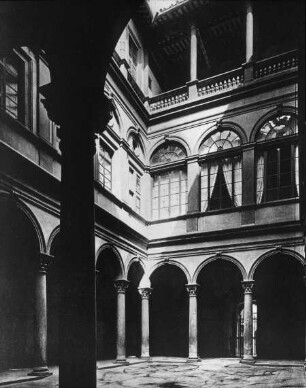 Florenz, Palazzo Strozzi, Innenhof; Sangallo, Giuliano da; Benedetto da Maiano; Cronaca