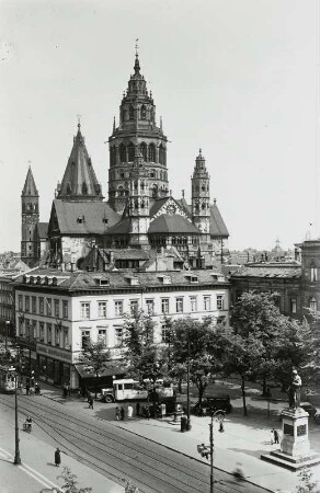 Mainz, Mainzer Dom : Mainz. Gutenbergplatz mit Gutenberg-Denkmal. Blick nach Südosten gegen den Dom St. Martin