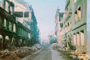 Dresden-Altstadt. Waisenhausstraße mit zerstörten Häusern. Blick nach Südwesten zum Dippoldiswalder Platz