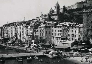 Porto Venere. Italien. Am Hafen. Rechts im Bild der Stadtturm. Im Hintergrund auf der Anhöhe die Festung
