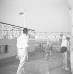 Ballspiel an Deck des Hochseepassagierdampfers "Columbus"