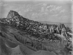 Uçhisar : Häuser von Uçhisar, in den Bergfelsen Wohnhöhlen