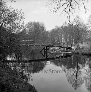 Trave: Bürgerpark: Travebrücke zwischen dem Konrad-Adenauer-Ring und dem Travestadion, Blick Richtung Osten