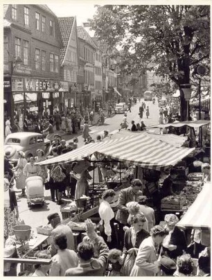 Lange Straße mit Marktplatz. Detmold. Blick vom Marktplatz zum Hornschen Tor
