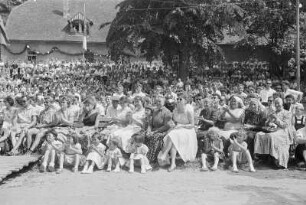 Dorfest in Luttowitz. Zuschauer und Gäste der Festveranstaltung : Wjesny swjedźeń w Lutobču. Wopytowarjo swjedźenskeho programa : Luttowitz / Lutobč