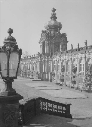 Dresden. Zwinger, Kronentor mit Langgalerien vom Mathematisch-Physikalischen Salon