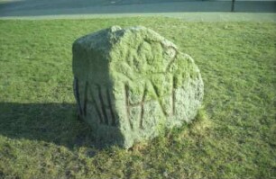 Husum (Kreis Nordfriesland): Grenzstein: Krone, Monogramm HA für Herzog Johann Adolf