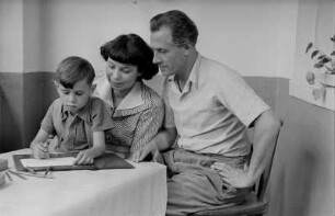 Künstlerin Elisabeth Holz-Averdung : Porträt von Elisabeth Holz-Averdung mit Familie (?)