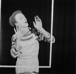 Gastspiel Marcel Marceau in der Volksbühne Berlin : Gastspiel Marcel Marceau mit seiner Compagnie de Mime Paris in der Volksbühne Berlin 1954. Pantomime "Der Radfahrer"