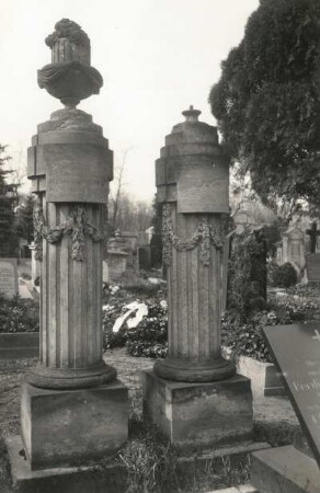 Bautzen. Taucherfriedhof. Grabdenkmale (um 1798, Sandstein) von Martha Christiane Straube (gestorben 1798) und Johannes Gottfried Straube (gestorben 1817)