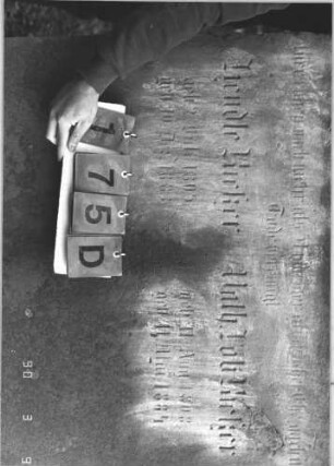Grabstein 175 (Index: 99786068) Zustand: Vorderseite: obere Hälfte und Ränder abgeblättert Maße HxBxT: 163x94x27 cm Besonderheit: Doppelgrab (für Eheleute?): Grabstein 175D
