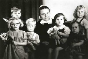 Ludwigslust. Diakonisse Johanna Kowitz mit sechs Waisenkindern