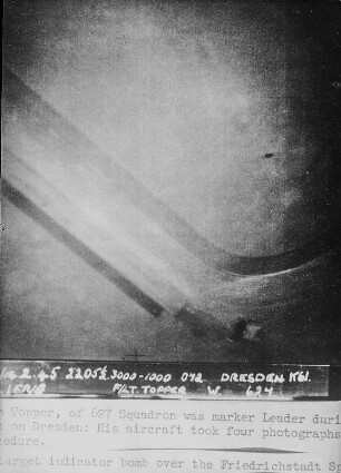 Luftangriff auf Dresden am 13. Feb. 1945. Zielmarkierungsbombe über dem Sportplatz Dresden-Friedrichstadt