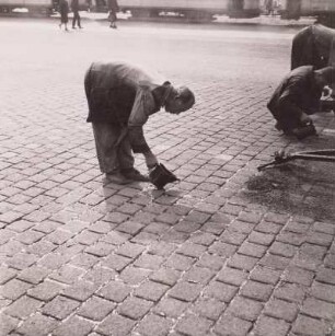 Dresden. Bau der Ernst-Thälmann-Straße, 'Beim Teergießen'