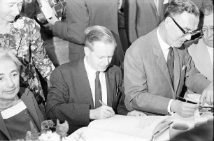 13. Tagung 1963 Medizin; Maikäferrede gehalten von Werner Forßmann: H. Kiderlen, Thomas H. Weller, Graf Lennart Bernadotte, im Hintergrund G. Parade