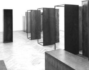 Ausstellung "Till Exit - Angst", Juni 1998. Dresden-Loschwitz, Leonhardi-Museum. Raumaufnahme mit Installation