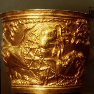Vaphio-Becher: Stierfang mit dem Netz : Athen. Archäologisches Nationalmuseum. Vafio-Becher. Wildstiere werden in Netzen gefangen. 15. Jh. v. Chr., Höhe: 8 cm. I65