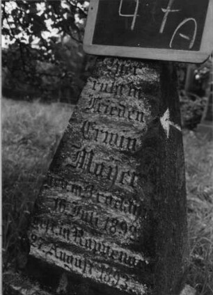 Grabstein 47 (Index: 99753502) Material: Sandstein Zustand: verwittert Maße HxBxT: 90x39x28 cm Beschreibung: pyramidenförmige Stele, Sockel Symbolik: geknickte Blume Besonderheit: kulturhistorisch wertvoll / künstl.-formale Gründe (schönes Kindergrab): Grabstein 47A