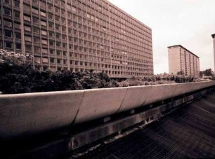 Hamburg: Hochhausring, Hochhäuser, Vordergrund Garagenlüftung