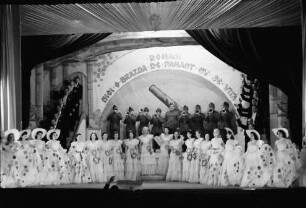 Bukarest: UfA-Truppe, Savoy Theater, Ensemble mit Soldaten