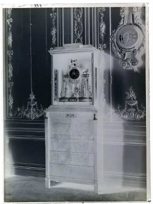 Standuhr und Kommode, Louis-Seize-Raum