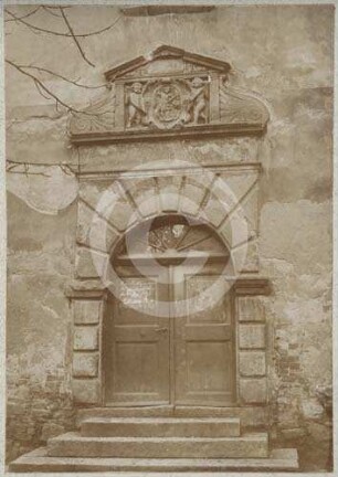 Portal am alten evangelischen Schulhaus in Strehlen
