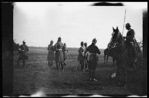 bei Gunzenhausen (Lkr. Weißenburg-Gunzenhausen) - Feuchtwangen (Lkr. Ansbach): Offiziere auf einem Feld beim Brigade- und Divisionsmanöver (Rückansicht)