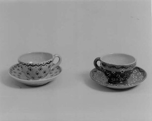 Tasse mit Untertasse : Zwei Tassen mit Untertassen (1. H. 20. Jh.; wohl K. Feuerriegel)