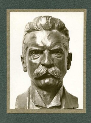 Bildnisbüste eines bärtigen, älteren Mannes : Bildnisbüste eines bärtigen, älteren Mannes (im Modellentwurf mit Krawatte). Bronzeguss-Ausführung (um 1920; C. Brose)
