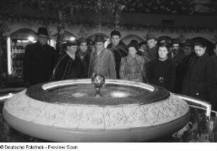 Besucher vor einem Springbrunnen in der Messehalle des Ausstellungslandes Bulgarien