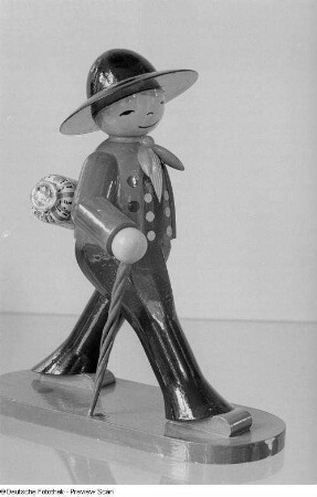Holzfigur "Hamburger Zimmermann" aus der Manufaktur Wendt & Kühn KG, Grünhainichen im Erzgebirge an einem Stand im Petershof, Herbstmesse 1953