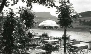 Rathen-Niederrathen. Fremdenhof Elbschlößchen. Blick von der Sonnenterrasse nach Südsüdost über die Elbe zum Lilienstein