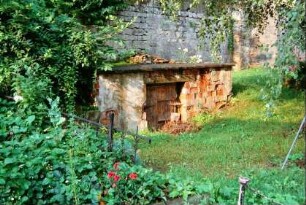 Kellereingang in einem Garten