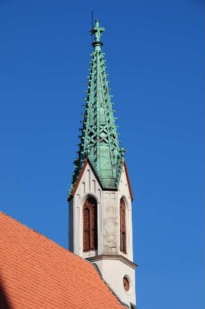 Kirchturm : Der schlanke Turm der 1297 erstmals erwähnten Johanniskirche. Aufgenommen im Juni 2008. Foto Uwe Gerig