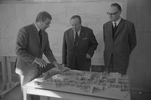 Neubau des Badischen Staatstheaters nach Plänen des Architekten Helmut Bätzner.