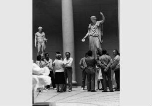 Besucher in der Rotunde des Alten Museums