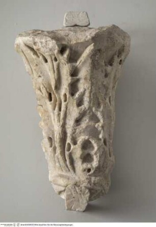 Fragment mit Akanthusmotiv eines korinthischen oder Kompositkapitells