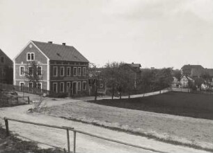 Ortsteilansicht mit Wohnhaus mit Laden (Fleischerei und Schankwirtschaft)