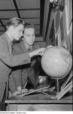 Studenten der Wirtschaftswissenschaftlichen Fakultät vor einem Globus