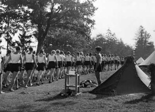 Reinwarzhofen. Zeltlager des Bundes Deutscher Mädel (BdM) auf dem Zeltlagerplatz "Göring-Espan". Mädchengruppe in Sportbekleidung, den Zeltplatz in Marschformation verlassend