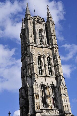 Gent - Domturm : Der Turm des Domes Sankt Bavo, aufgenommen in Gent am 1. April 2010