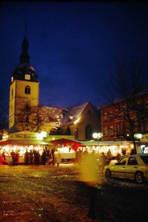 Marktplatz, Detmold, Wochenmarkt, Kirche und Rathaus bei Dunkelheit; farbig