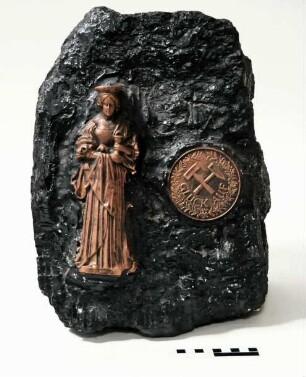 Kohlestück mit Barbarafigur und Plakette