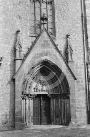 Westportal der katholischen Pfarrkirche Löwenberg